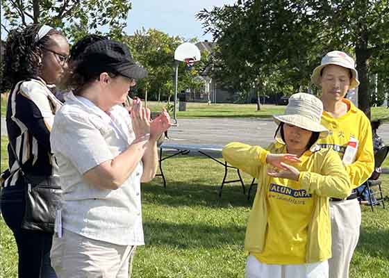 Image for article Ottawa: Toplum Etkinliğinde Falun Dafa Tanıtımı