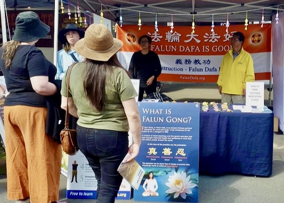 Image for article ​Avustralya: Yerel Halk, Springwood Bahar Festivali Sırasında Falun Dafa'ya Desteklerini İfade Ediyor