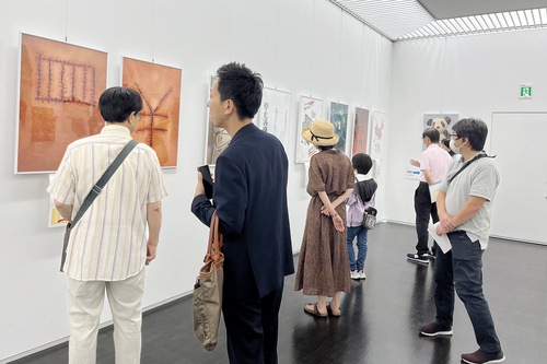 Image for article Japonya: Hiroşima Poster Sergisi Ziyaretçileri Temel Bir Sorunun Cevabını Buldu