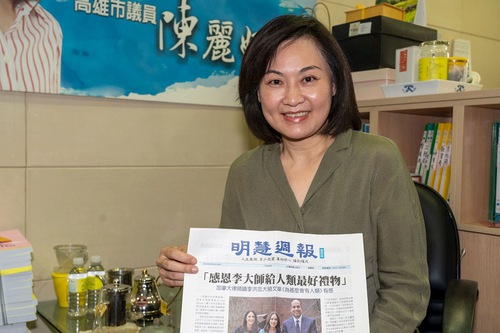 Image for article Tayvan, Kaohsiung Şehri: Belediye Meclis Üyesi, Shifu Li'yi “İnsanoğlu Nasıl Var Oldu” Makalesinden Dolayı Takdir Etti