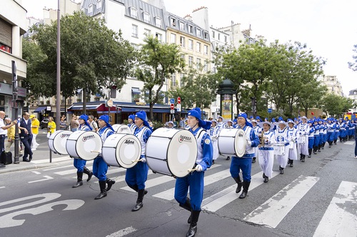 Image for article Paris, Fransa: İnsanlar Falun Dafa Uygulayıcılarının Geçit Töreni İçin Övgüde Bulundu