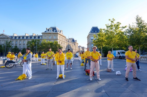 Image for article Paris, Fransa: Avrupa'nın Her Yerinden Gelen Uygulayıcılar Place de la République'de Dafa'nın Güzelliğini Paylaştı