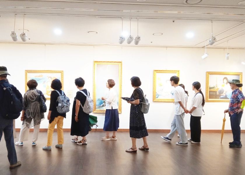 Image for article ​Güney Kore: Sanat Sergisi Falun Dafa'nın Güzelliğini Busan'a Getirdi