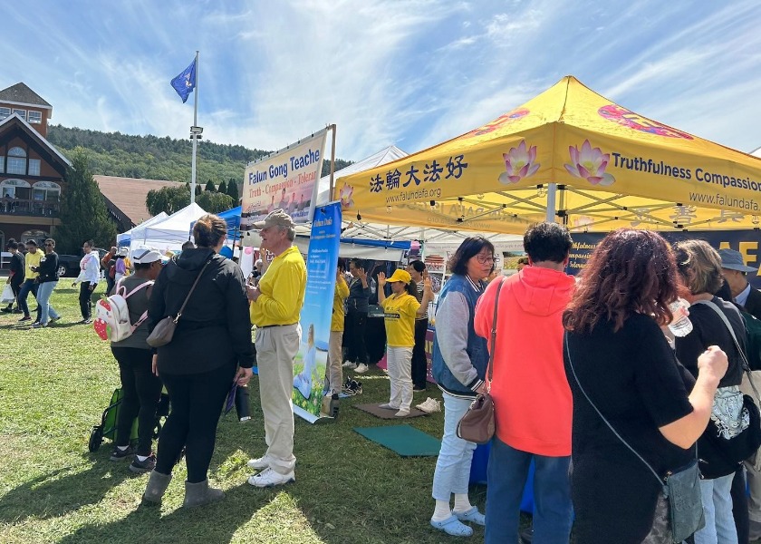 Image for article ​Orange İlçesi, New York: Ay Festivali Etkinliğinde Falun Dafa Tanıtımı
