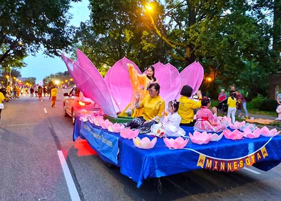 Image for article ​Minnesota Üniversitesi: Mezuniyet Geçit Töreninde Falun Dafa'nın Sevincini ve İç Huzurunu Paylaşmak