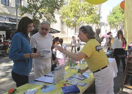 Image for article Fransa: Küçük Kasaba Sakinleri Sağlık ve Çevre Fuarında Falun Dafa'yı Öğrendi