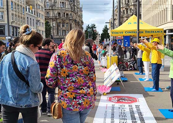 Image for article Belçika: Antwerpen'deki Bir Etkinlik Sırasında Falun Dafa Tanıtıldı
