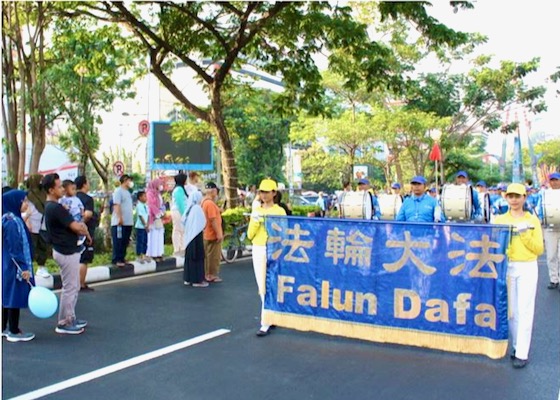Image for article ​Endonezya: Uygulayıcılar Arabasız Günde Falun Dafa'yı Tanıtmak İçin Geçit Töreni Düzenlediler