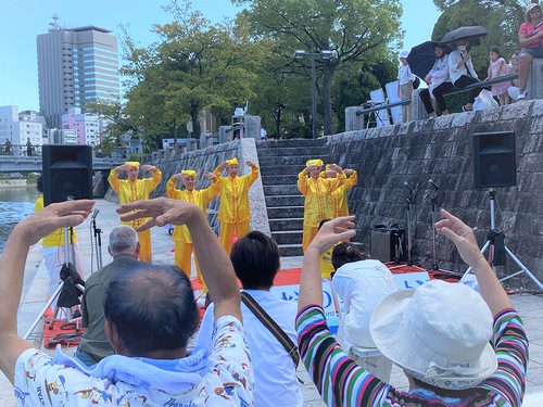 Image for article Japonya: Hiroşima'daki Sahil Konseri Sırasında Falun Dafa Tanıtımı