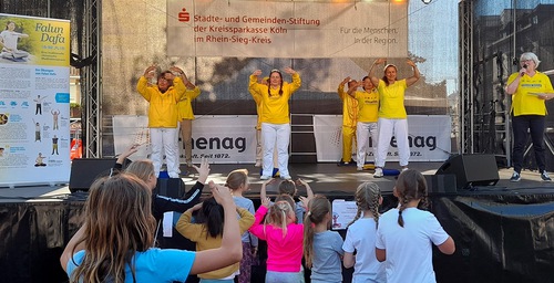 Image for article Almanya, Siegburg: Çocuklar Yerel Festivalde Falun Gong'u Öğrendi
