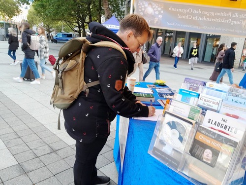 Image for article Almanya'da İnsanlar Falun Dafa Zulmünün Durdurulması İçin Dilekçeyi İmzaladı: “Doğru Yönde Küçük Bir Adım”