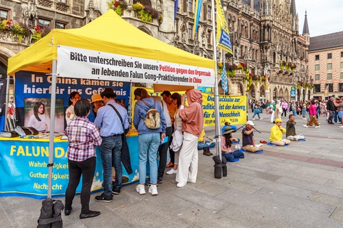 Image for article Münih, Almanya: Oktoberfest Sırasında Falun Dafa Tanıtıldı
