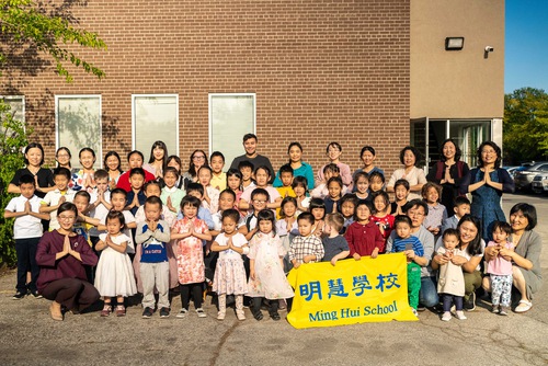 Image for article ​Toronto Minghui Okulu’ndan Genç Uygulayıcılar Shifu Li'ye Mutlu Bir Sonbahar Ortası Festivali Dilediler