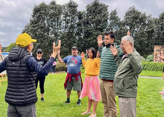 Image for article ​Yeni Zelanda: İnsanlar Auckland'daki Bahar Kutlamaları Sırasında Falun Dafa'yı Öğrendi