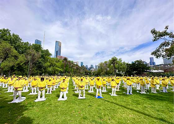 Image for article ​Avustralya: Turistler Falun Dafa Uygulayıcılarının Azmine Hayran Kaldı