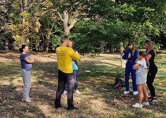 Image for article Romanya: Ziyaretçiler Sağlık Fuarında Falun Dafa'yı Öğrendi