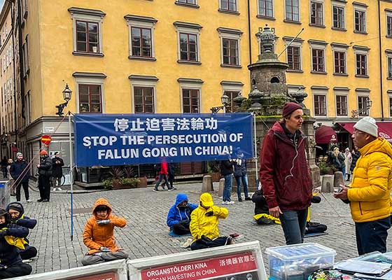 Image for article İsveç: Stockholm'deki Sonbahar Etkinlikleri Sırasında Falun Dafa Hakkındaki Farkındalık Arttırıldı