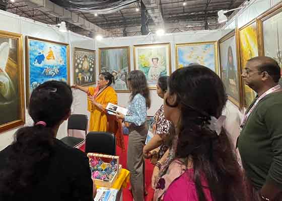 Image for article ​Hindistan: Zhen, Shan, Ren Sanat Sergisi, Mumbai'deki Sanat Festivali Ziyaretçilerini Etkiledi