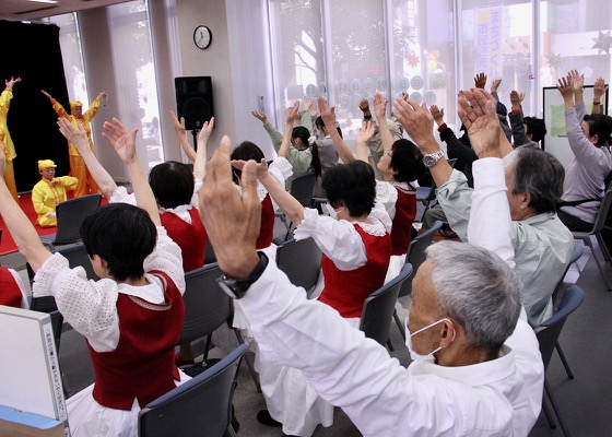 Image for article ​Japonya: Falun Dafa, Hiroşima'daki Kutlamalar Sırasında İyi Karşılandı
