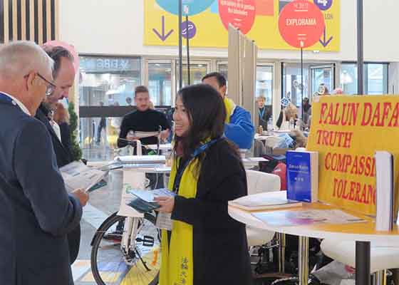 Image for article Paris, Fransa: Belediye Başkanları ve Yerel Yönetimler Sergisinde Açılan Tanıtım Standında Falun Dafa'ya Destek Toplandı