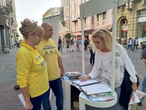 Image for article Bulgaristan: Avrupa'nın En Eski Şehrinde Falun Dafa'nın Tanıtımı Yapıldı