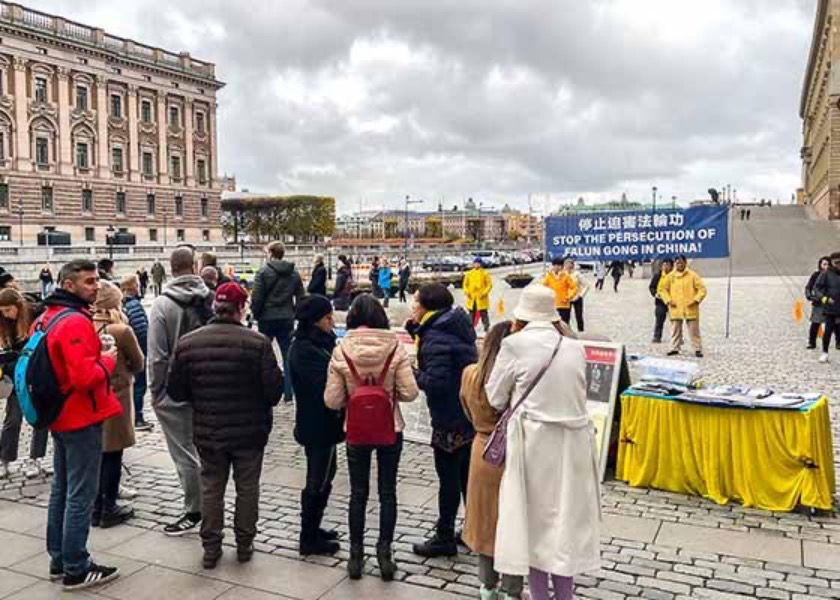 Image for article İsveç: Stockholm'deki Faaliyetler Sırasında İnsanlar Falun Dafa'ya Övgüde Bulundular