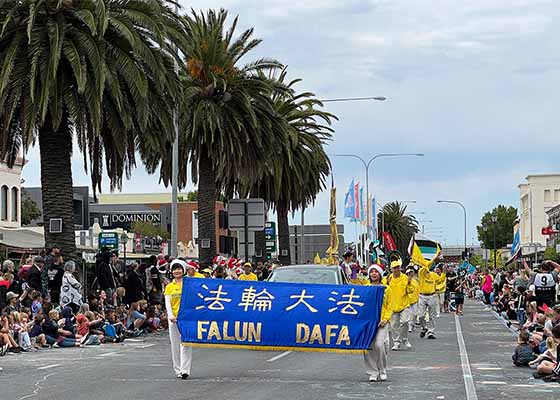 Image for article ​Güney Avustralya: Noel Geçit Törenlerinde Falun Dafa Hayranlık Uyandırdı