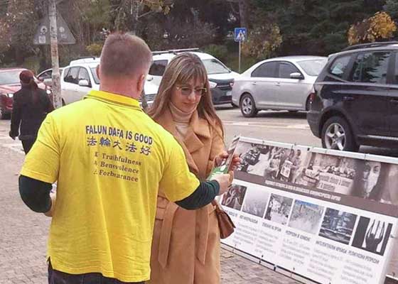 Image for article Bulgaristan: İnsan Hakları Günü Kutlama Etkinliklerinde İnsanlar Zulme Son Verilmesi Çağrısında Bulunan Dilekçe İmzaladılar