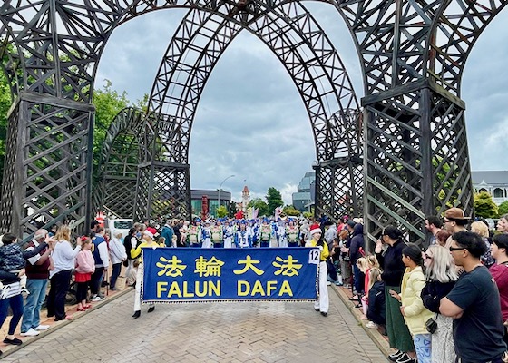 Image for article ​Yeni Zelanda: Falun Dafa Uygulayıcıları Yerel Noel Geçit Töreninde 