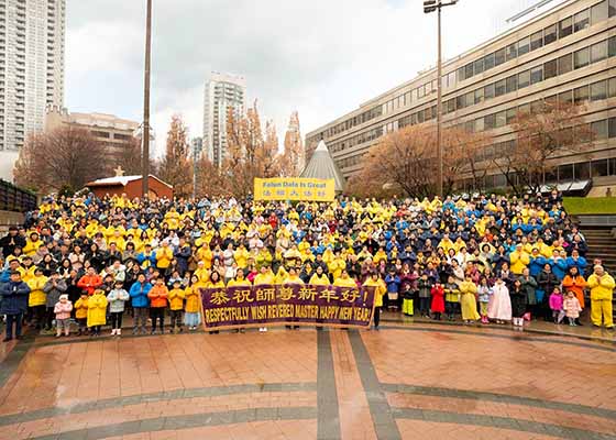 Image for article Toronto, Kanada: Falun Dafa Uygulayıcıları Sahip Oldukları Birçok Nimet İçin Minnettarlıklarını İfade Ettiler ve Kurucularına Mutlu Yıllar Dilediler