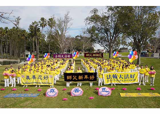 Image for article ​Los Angeles, Kaliforniya: Falun Dafa Uygulayıcıları Shifu Li'ye Mutlu Bir Yeni Yıl Diliyor