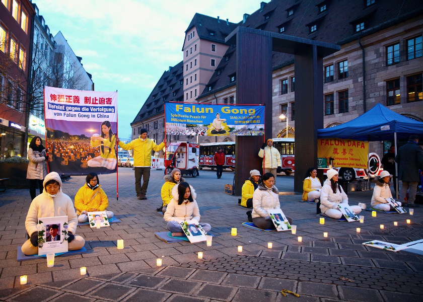 Image for article Almanya: Uygulayıcılar Uluslararası İnsan Hakları Günü'nde İnsanlara Zulmü Anlatmak İçin Nürnberg'de Bir Etkinlik Düzenlediler