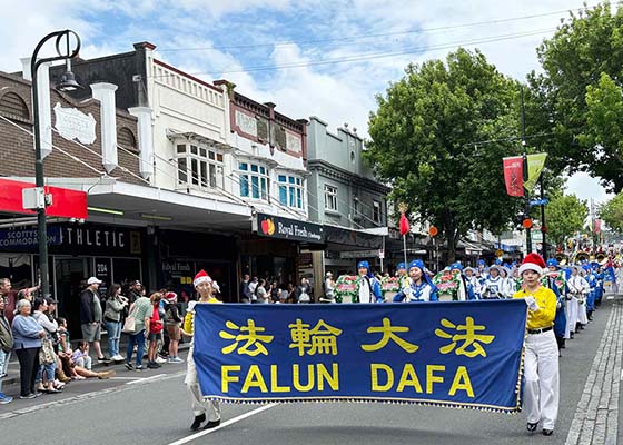 Image for article ​Yeni Zelanda: Falun Dafa Uygulayıcıları Sekiz Noel Geçit Törenine Katılmaya Davet Edildi