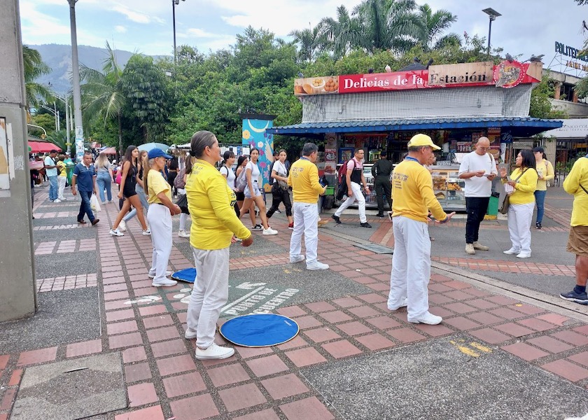 Image for article ​Kolombiya: Medellín'deki Etkinlikler Sırasında Falun Dafa'nın Yol Gösterici İlkeleri Yoldan Geçenlerde Yankı Buldu