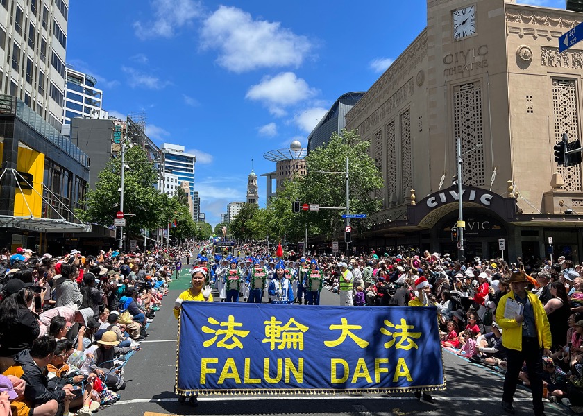 Image for article ​Auckland, Yeni Zelanda: Falun Dafa'nın İlkeleri Üç Noel Geçit Töreninde Alkışlandı