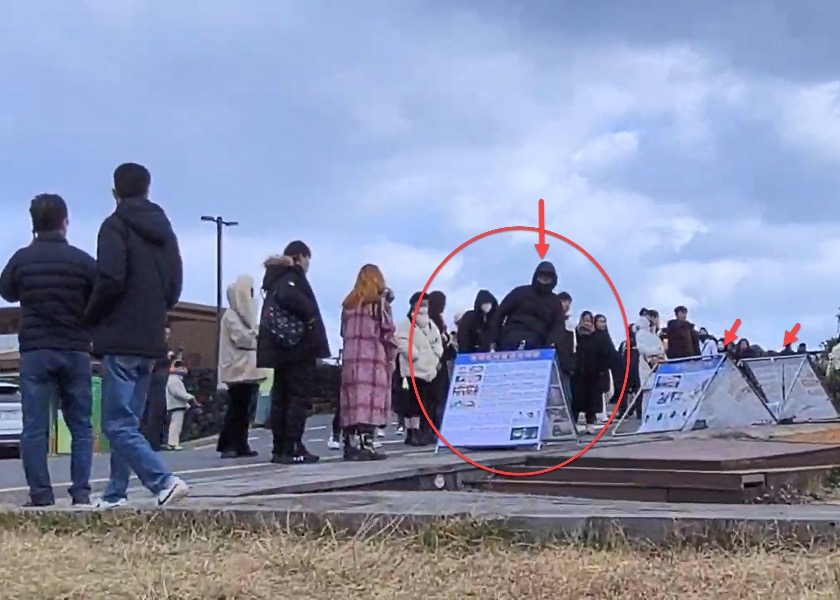 Image for article ​Jeju, Güney Kore: Poster Panolarına Zarar Veren Çinli Videoya Kaydedildi