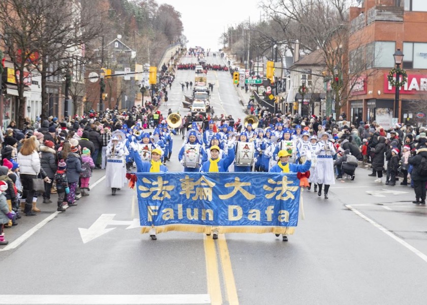 Image for article ​Toronto, Kanada: Falun Dafa'nın İlkeleri Üç Noel Geçit Töreninde Etki Yarattı