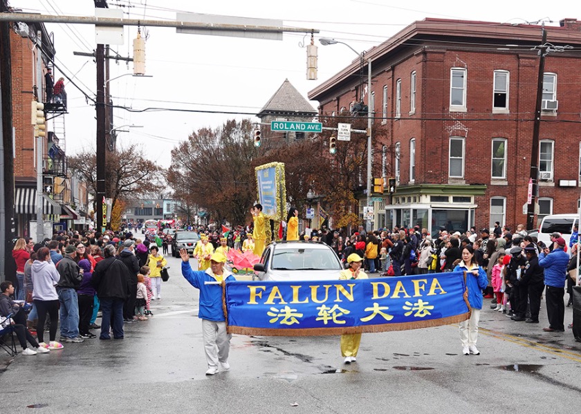 Image for article ​Baltimore, ABD: Falun Dafa Uygulayıcıları Yıllık Noel Geçit Törenine Katıldılar
