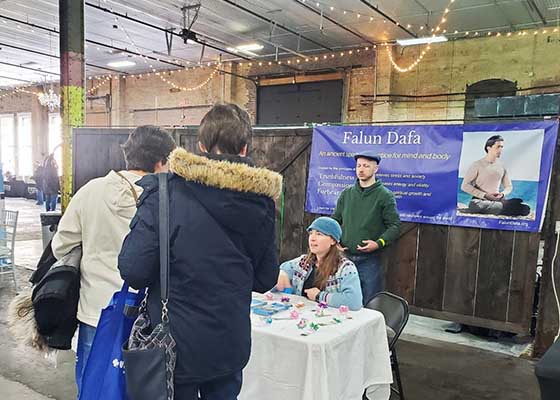 Image for article ​Minnesota: Falun Dafa Sağlık ve Zindelik Fuarında Tanıtıldı