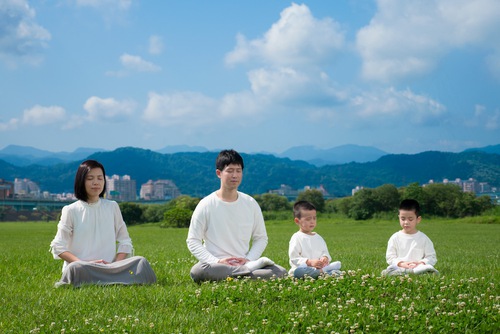 Image for article ​Falun Dafa'nın İlkeleri Genç Bir Çiftin Çatışmalarını Çözmelerine ve Çocuklarına Rehberlik Etmelerine Yardımcı Oldu