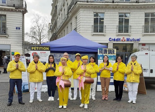 Image for article İnsanlar Batı Fransa'da Çin Yeni Yılında Düzenlenen Faaliyet Sırasında Falun Dafa'yı Öğrendiler