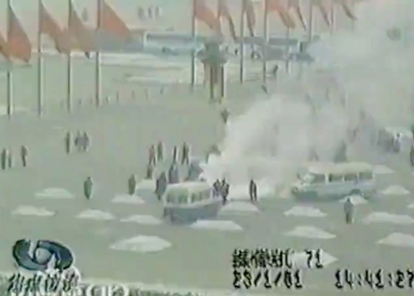 Image for article ​Görüntü Yönetmeni: Tiananmen Meydanı'ndaki Sözde Kendini Yakma Olayının Bir Aldatmaca Olduğunu Nasıl Anladım?