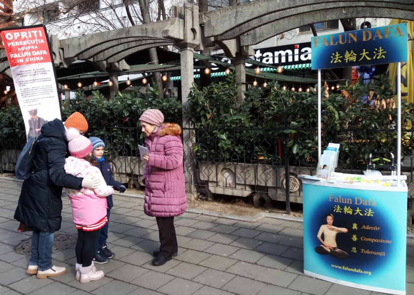 Image for article Romanya: Falun Dafa Uygulayıcıları ÇKP'nin Devam Eden Zulmü Hakkındaki Farkındalığı Artırdı