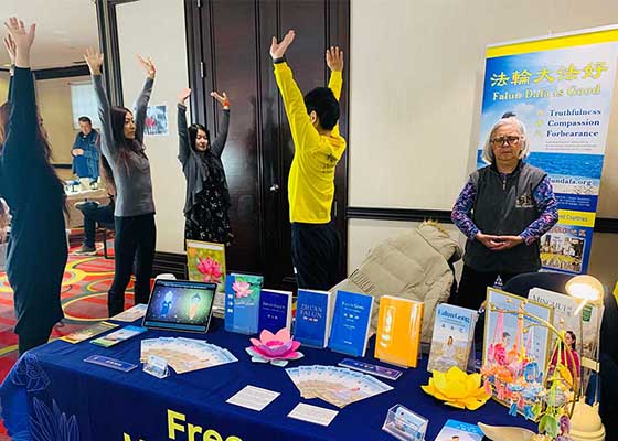 Image for article ​Toronto, Kanada: Ziyaretçiler Fuarda Falun Dafa'yı Uygulamayı Öğrendi
