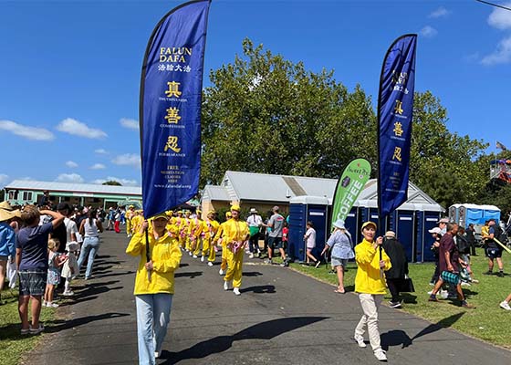 Image for article ​Auckland, Yeni Zelanda: Falun Dafa'nın Değerleri Kumeu Çiftçi Fuarı Sırasında Övüldü