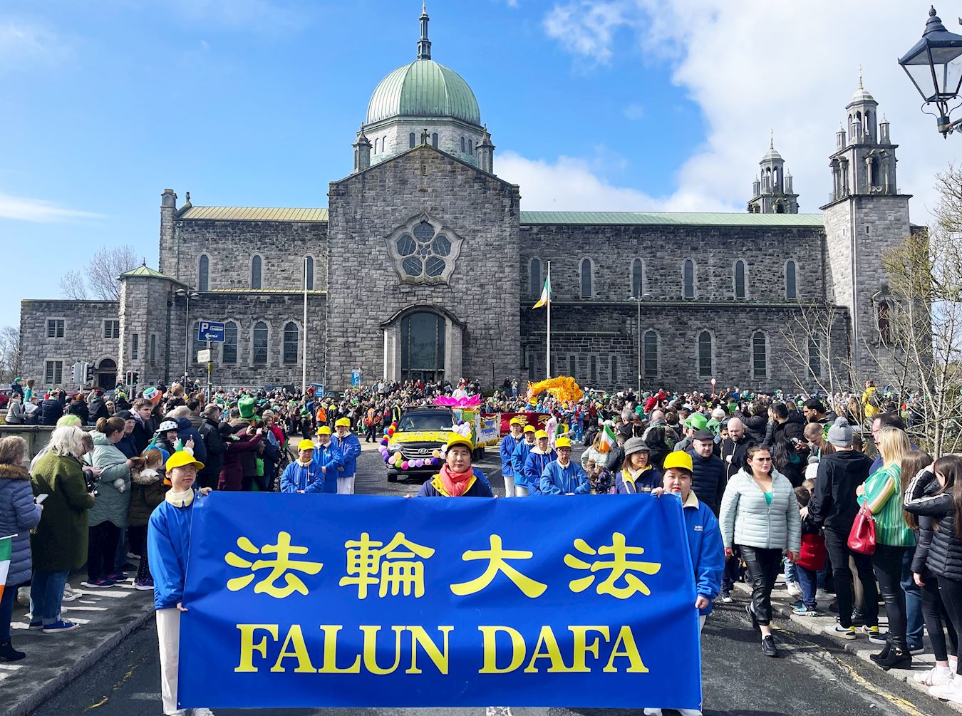Image for article İrlanda: Galway'deki Aziz Patrick Günü Geçit Töreninde Falun Dafa Büyük İlgi Gördü