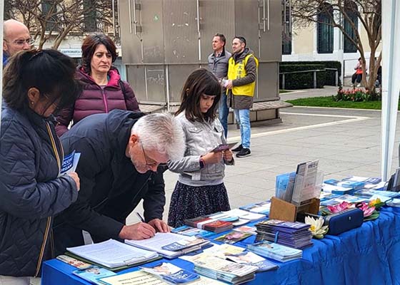 Image for article İtalya: Sakinler Falun Dafa'yı ve Çin'deki Zulmü Öğrendi