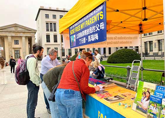 Image for article Berlin, Almanya: Turistler Desteklerini Göstermek İçin Falun Dafa Pankartı Taşıdılar