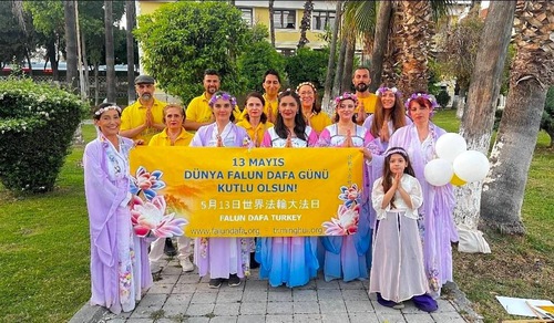 Image for article Türkiye, Adana: Yüz binlerce İzleyici Kitlesine Sahip Portakal Çiçeği Festivalinde Falun Dafa Geniş Kitleye Tanıtıldı