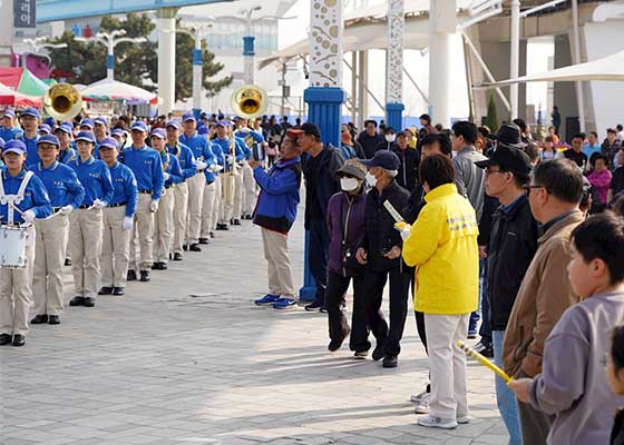 Image for article ​Güney Kore: Incheon Şehrindeki Kiraz Çiçeği Sezonunda Falun Dafa Tanıtımı